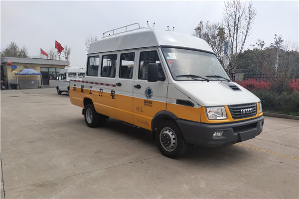 南京依維柯NJ5046XGCZA-1斗式工程車（柴油國(guó)六10-13座）