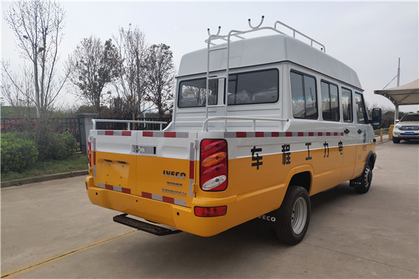 南京依維柯NJ5046XGCZA-1斗式工程車（柴油國(guó)六10-13座）